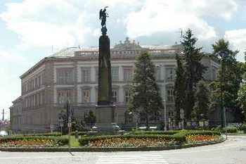 náměstí Komenského, památník – štíhlý obelisk Vítězství
