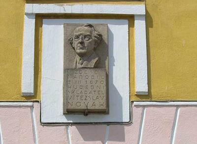 Pamětní deska Vítězslava Nováka na rodném domě v Kamenici nad Lipou