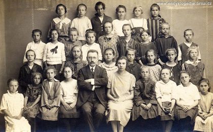 Alois Stehlík se svými žáky (1927)