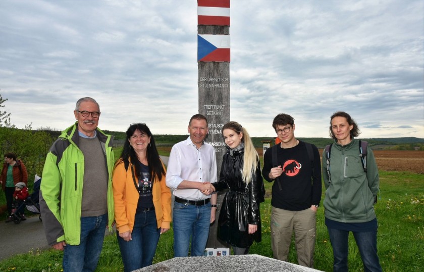 Důležitá je spolupráce na obou stranách. Na fotce rovněž autorka knihy Poezie květin (vpravo). O akci referoval i rakouský tisk.