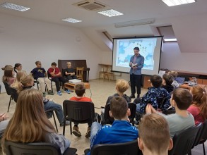 Proběhlo: Beseda se spisovatelem Petrem Šestákem (15. 10. 2025)